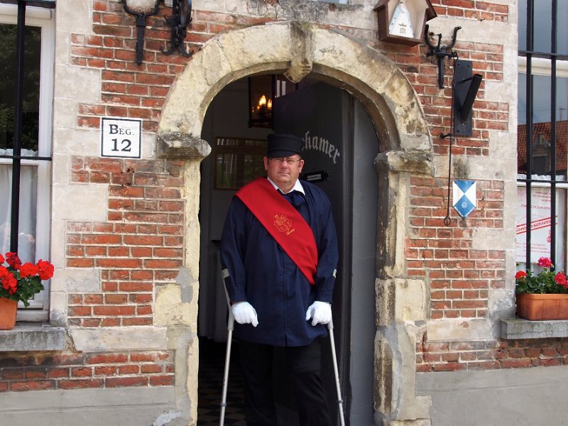 koningsschieting_2014_03.jpg - De "oude" koning Ludo Boeckx wordt symbolisch "uitgehaald".